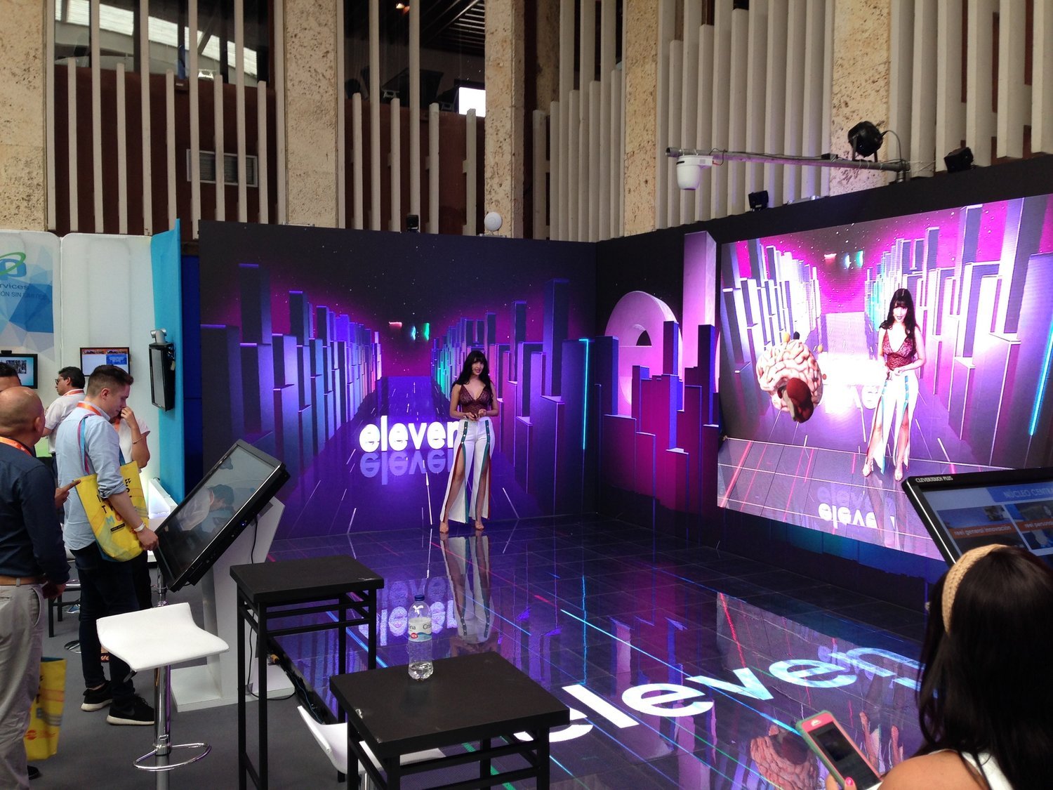 Cómo aplicar la realidad mixta en la exhibición de productos en eventos corporativos