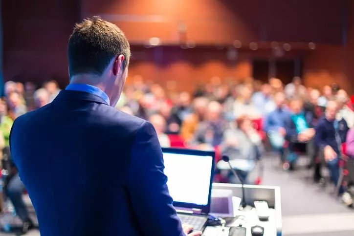 Cómo adaptar una agenda de evento flexible ante cambios imprevistos
