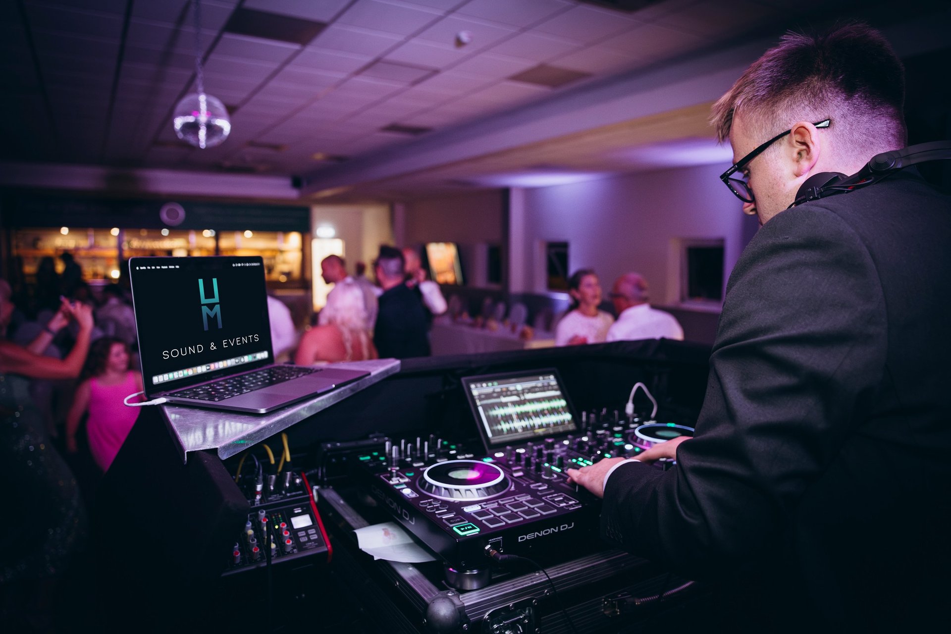 The Importance of Music and Sound Ambiance in the Overall Experience in Texas