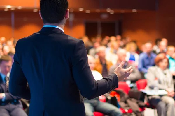 Cómo atraer a oradores reconocidos para tus eventos corporativos en tu sector de mercado
