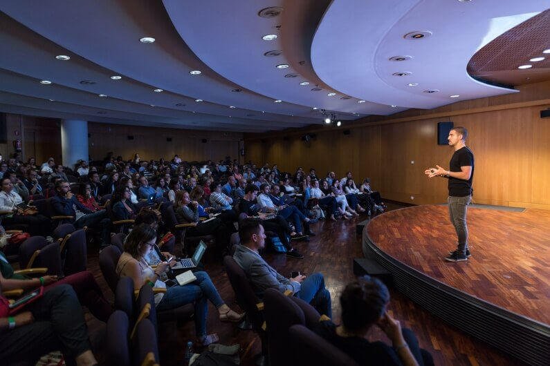 Cómo diseñar espacios interactivos para la demostración de nuevos productos en eventos corporativos