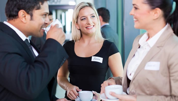 La relevancia de los intermedios y descansos estratégicos en eventos corporativos