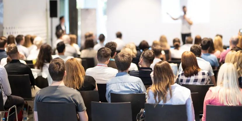 Técnicas para equilibrar charlas teóricas y prácticas en talleres de eventos corporativos