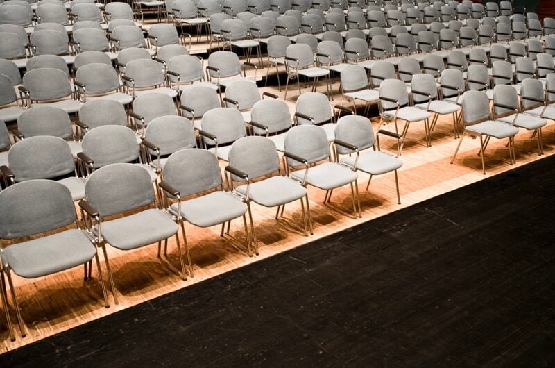 Técnicas para reducir el ausentismo de última hora en eventos corporativos