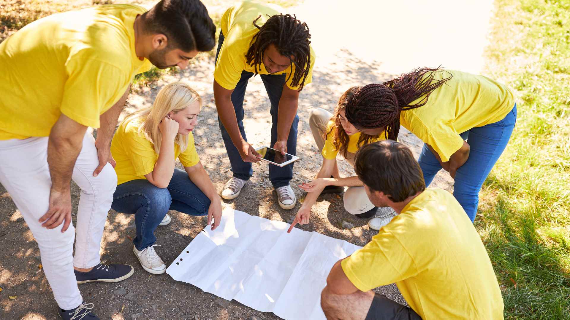 Treasure Hunt for Team Building: How To Organize It | eBombo Blog